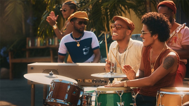 Bruno Mars lança clipe para nova música do grupo Silk Sonic