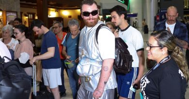 Sam Smith atende fãs em aeroporto antes de deixar o Brasil