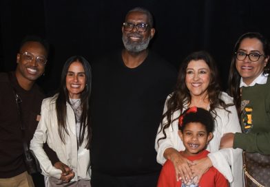 Regina Casé recebe Thiaguinho e Péricles durante estreia VIP de monólogo em São Paulo Regina Casé recebe Thiaguinho e Péricles durante estreia VIP de monólogo em São Paulo