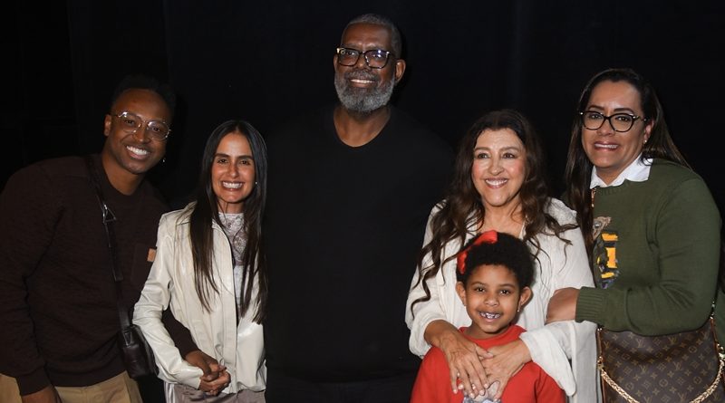 Regina Casé recebe Thiaguinho e Péricles durante estreia VIP de monólogo em São Paulo Regina Casé recebe Thiaguinho e Péricles durante estreia VIP de monólogo em São Paulo