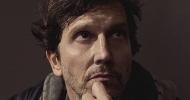 Vladimir Brichta estreia solo “O Menor Palco do Mundo” no Teatro Vivo Vladimir Brichta estreia solo “O Menor Palco do Mundo” no Teatro Vivo