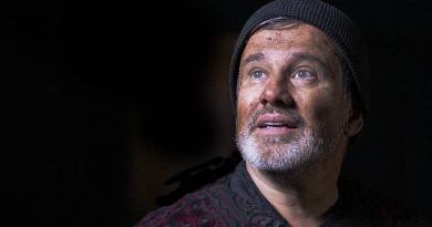 Claudio Fontana interpreta o solo ‘A Raiz’, no Teatro Sérgio Cardoso Claudio Fontana interpreta o solo ‘A Raiz’, no Teatro Sérgio Cardoso